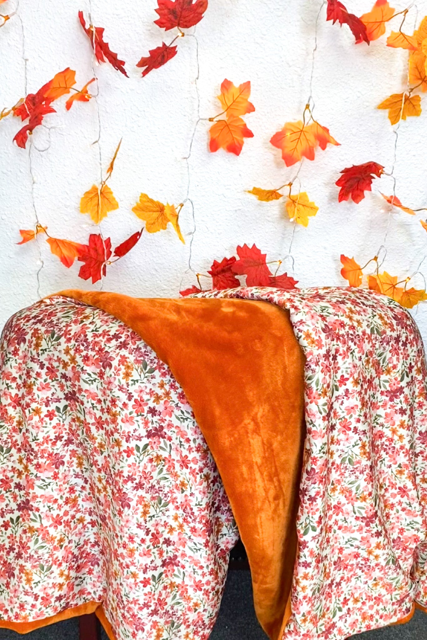 Rap yourself in warmth with this soft and snuggly fall blanket 🍂🧡